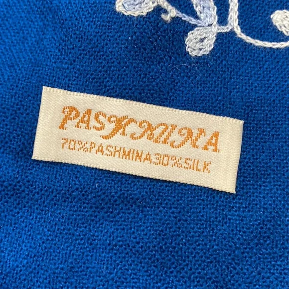 Blue pashmina shawl floral embroidery - Picture 2 of 2